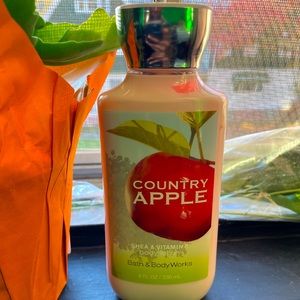 Bath & Body Works- Country Apple